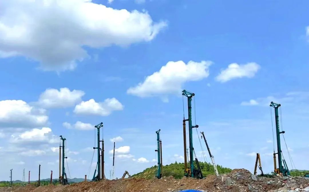 打桩“神器”再露锋芒！威尼克斯wac5000智能旋挖钻机助力贵阳贵安新区负极材料项目加速建设