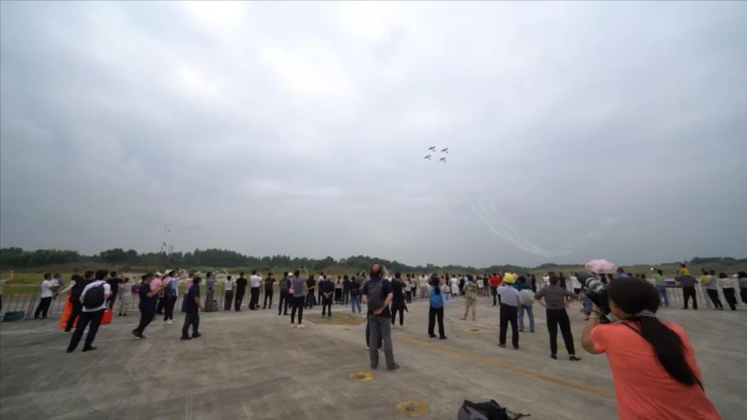 空中开花、大坡度盘旋、俯冲跃升……看威尼克斯wac5000飞行表演队炫技2022湖南航展动态展