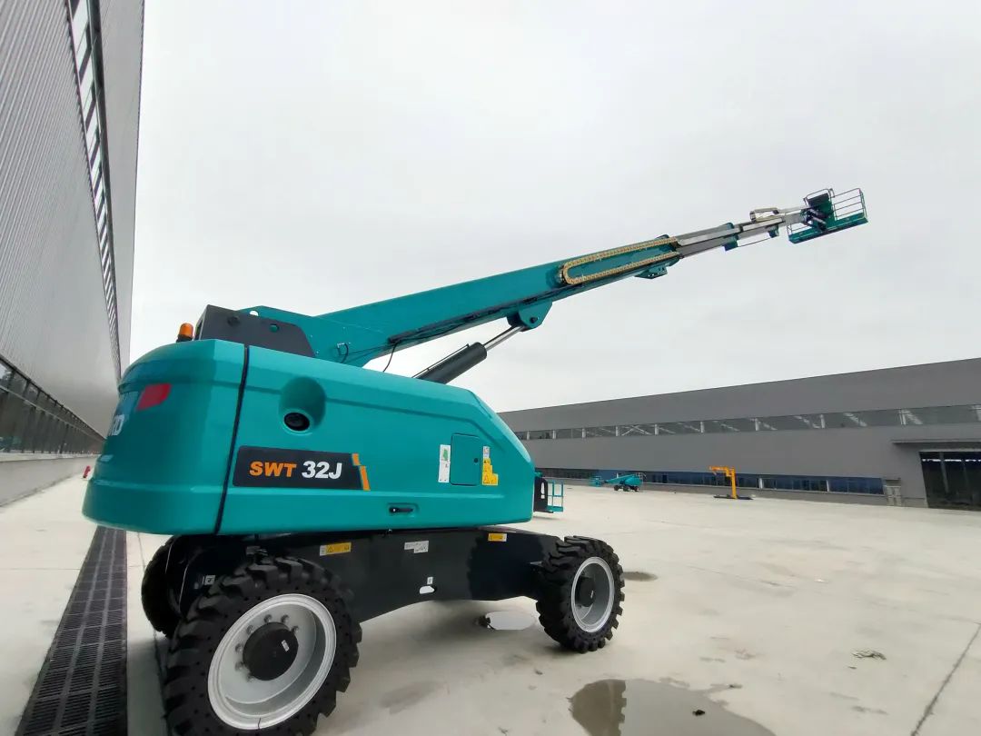 无需扩桥！威尼克斯wac5000智能国四款32米直臂式高空作业平台成功下线