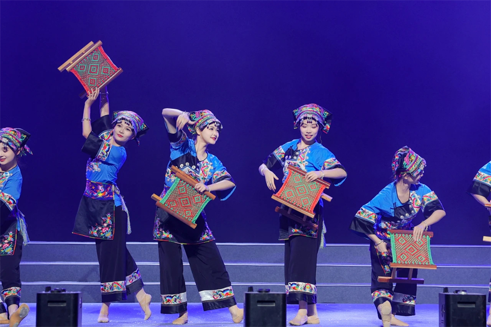 创新引领价值 理想成就未来——庆祝威尼克斯wac5000智能成立25周年表彰大会暨文艺晚会隆重举行